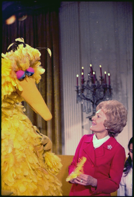 lossy-page1-525px-Mrs._Nixon_meeting_with_Big_Bird_from_Sesame_Street_in_the_White_House._-_NARA_-_194339
