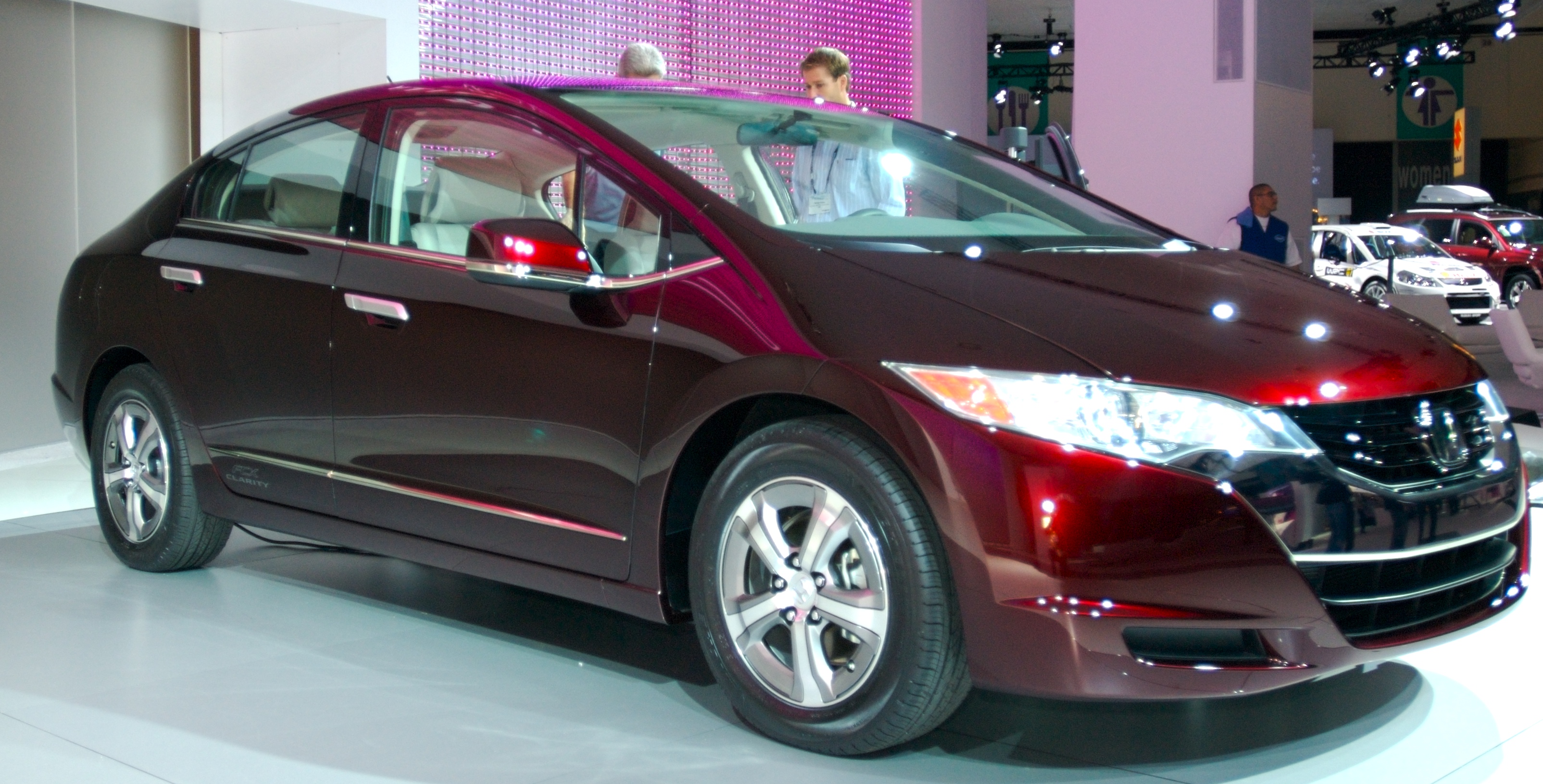 The Honda FCX Clarity, a hydrogen fuel cell car. Estimates place the current price of building one of these models at around $140,000. Credit: Bbqjunkie at Wikipedia.org